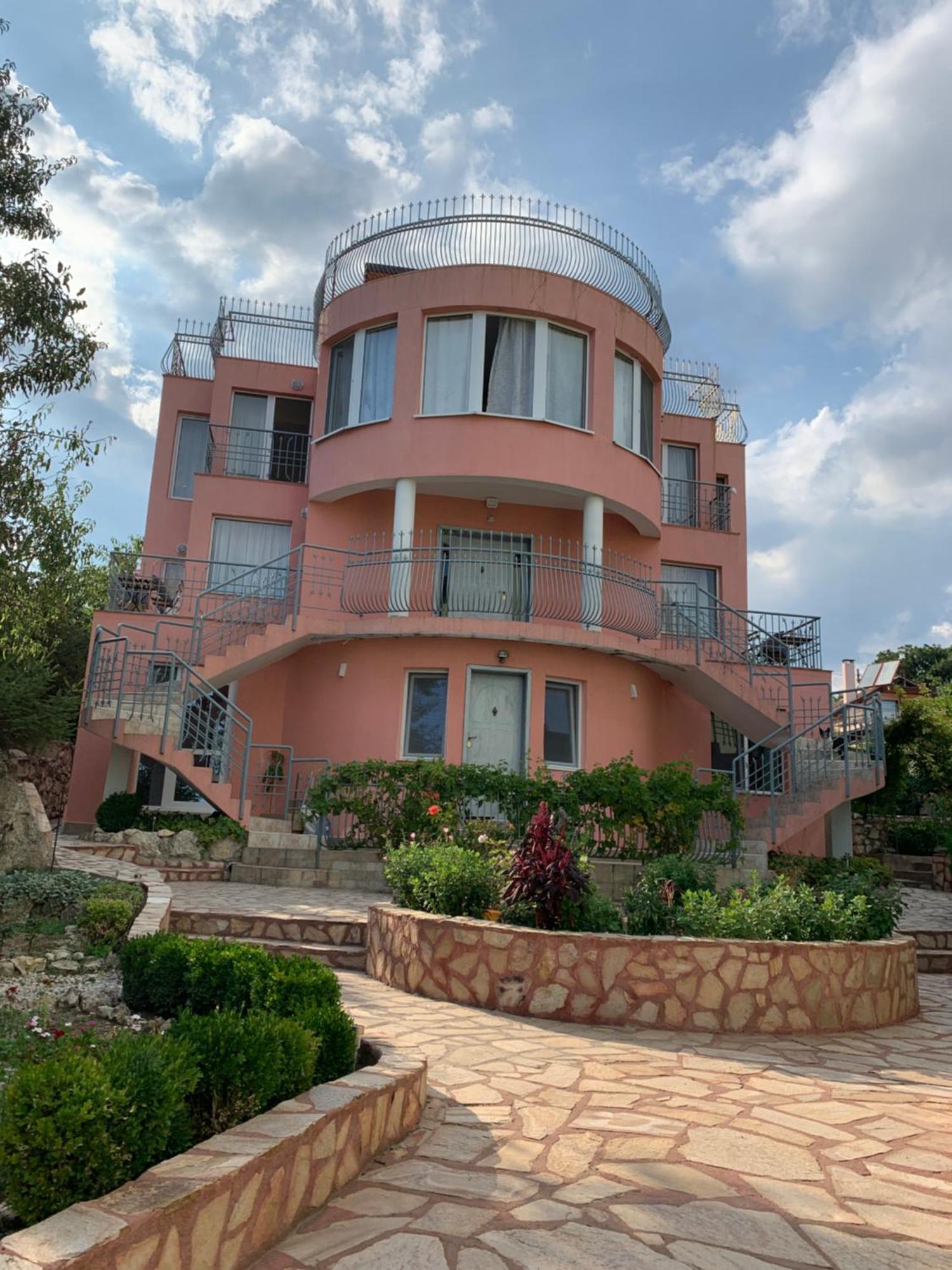 Sunray Guest House, Private Rooms & Apartment With Lovely Sea View 瓦爾納 外观 照片