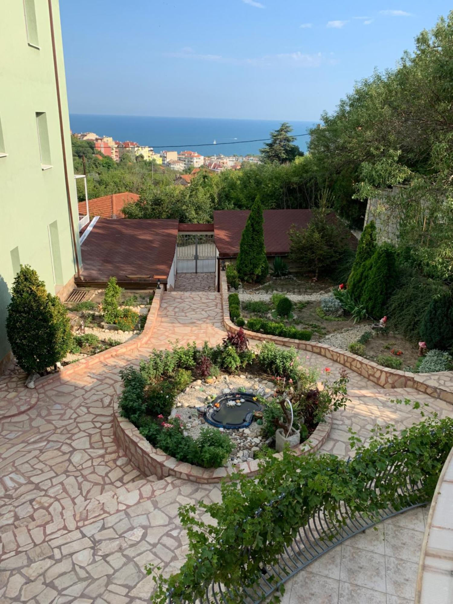 Sunray Guest House, Private Rooms & Apartment With Lovely Sea View 瓦爾納 外观 照片