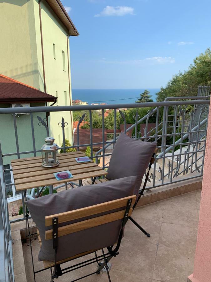 Sunray Guest House, Private Rooms & Apartment With Lovely Sea View 瓦爾納 外观 照片