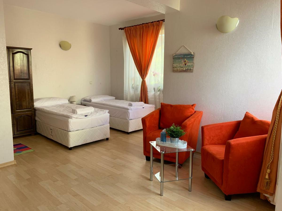 Sunray Guest House, Private Rooms & Apartment With Lovely Sea View 瓦爾納 外观 照片