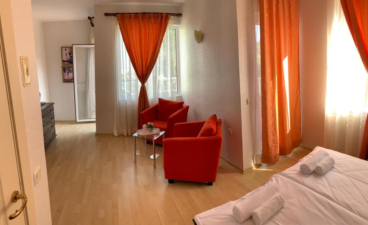 Sunray Guest House, Private Rooms & Apartment With Lovely Sea View 瓦爾納 外观 照片